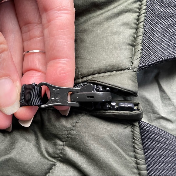 Under Armour Women's Unstoppable Reactor Reversible Bomber Medium - Picture 4 of 13